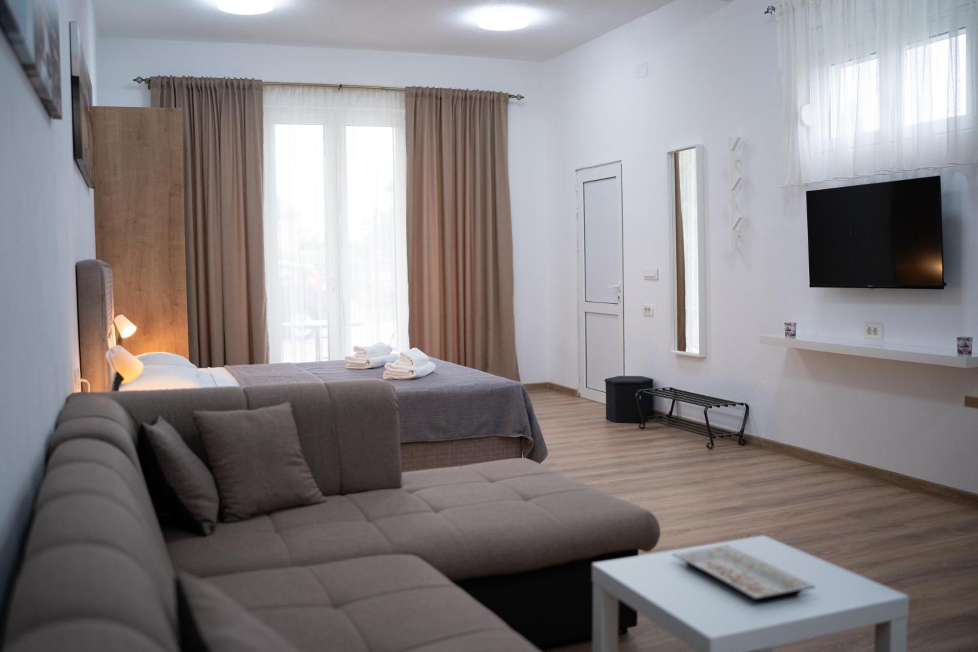 Dane Apartment Airport Podgorica Mitrovici  Buitenkant foto